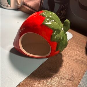 Ceramic Strawberry Sponge Hideaway - Red & Green